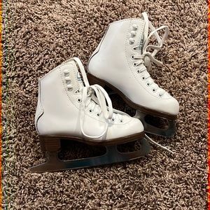 Girls Glacier 520 figure skates.